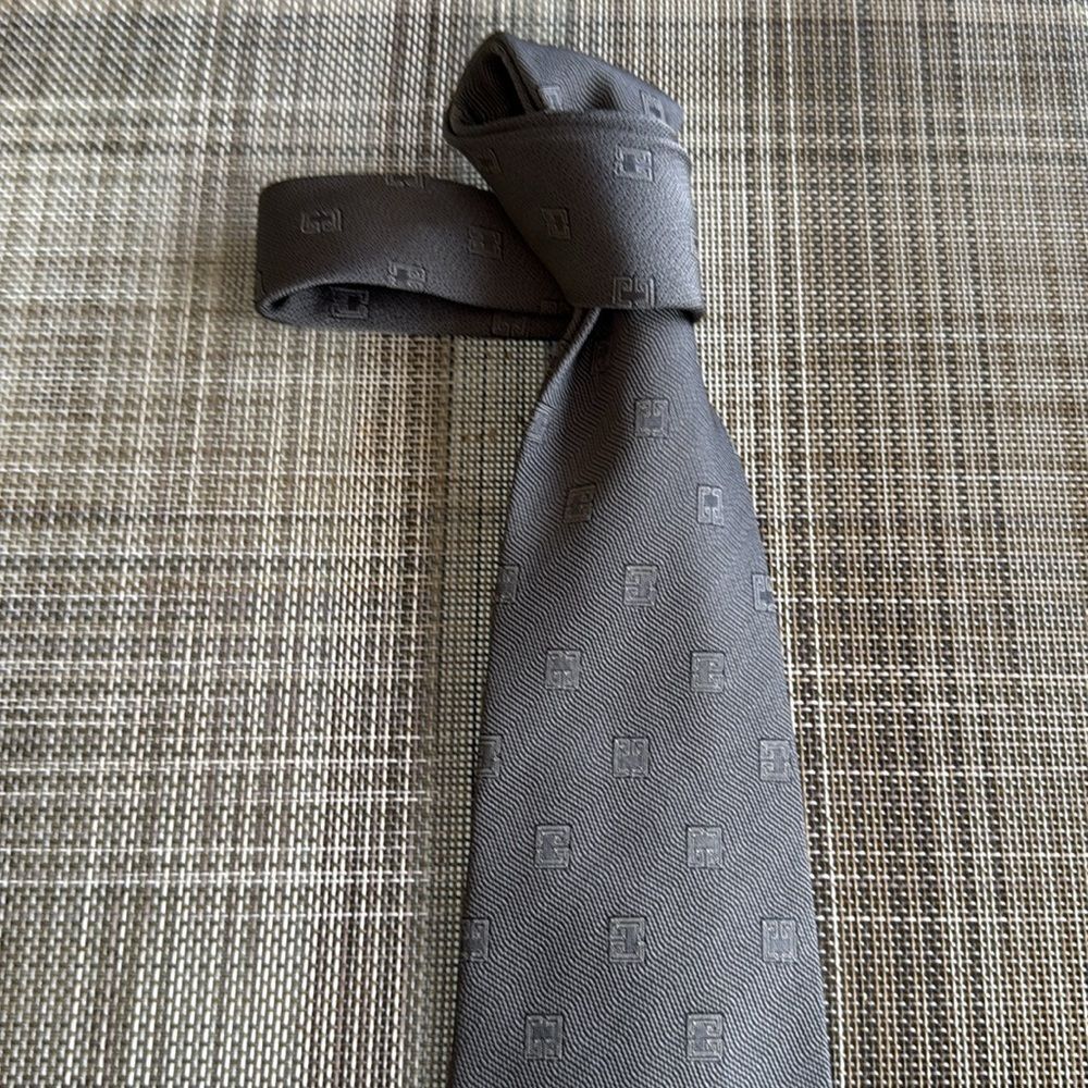 NWOT Gucci Silk Jacquard Tie in Gray & Black GG Motif.